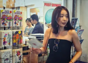 高叶低胸裙性感街拍写真图片_5