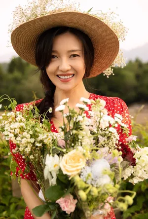 傅晶波点红裙文艺写真图片
