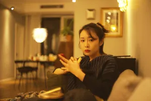 高叶居家休闲私服照图片