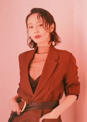 高叶湿发深V性感写真图片第1张