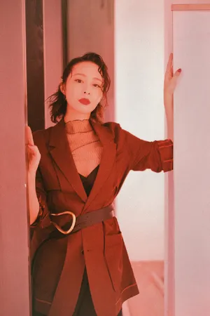 高叶湿发深V性感写真图片第1张