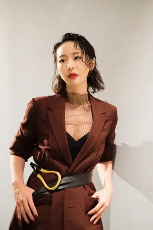 高叶湿发深V性感写真图片_4
