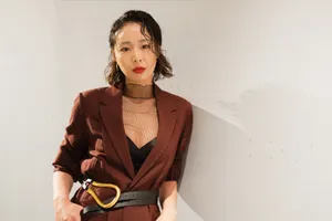 高叶湿发深V性感写真图片_5