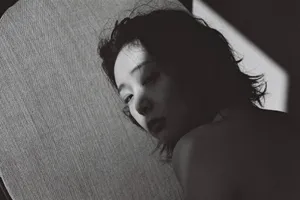 高叶慵懒黑白写真图片_7