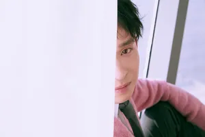 董子健粉色毛衣帅气写真图片_8
