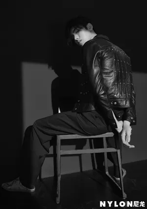 王子异硬朗帅气黑白写真图片