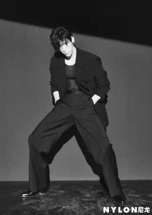 王子异硬朗帅气黑白写真图片_3