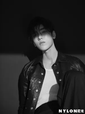 王子异硬朗帅气黑白写真图片_4