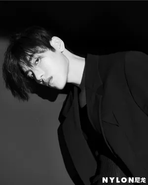 王子异硬朗帅气黑白写真图片_7