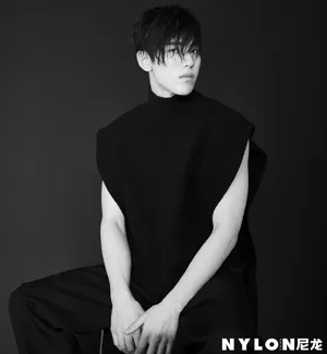 王子异硬朗帅气黑白写真图片_12