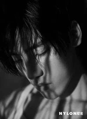 王子异硬朗帅气黑白写真图片_13