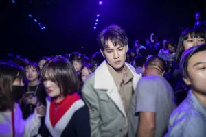 虞祎杰复古休闲装帅气图片_6