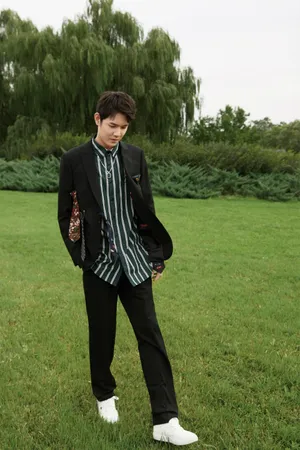 虞祎杰黑色西服帅气写真图片_6