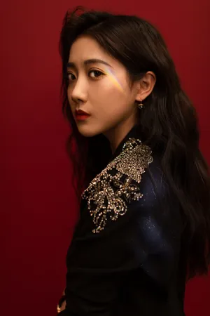 李艺彤纯黑套装性感写真图片_2