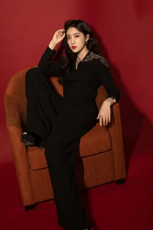 李艺彤纯黑套装性感写真图片_4
