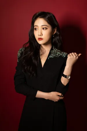李艺彤纯黑套装性感写真图片_5