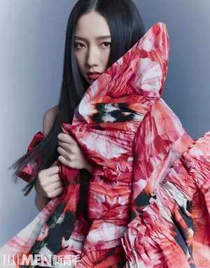孟美岐黑长发时尚大片写真图片_1