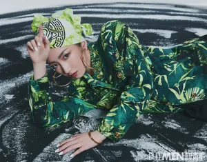 孟美岐黑长发时尚大片写真图片_3