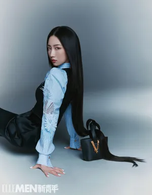 孟美岐黑长发时尚大片写真图片_8