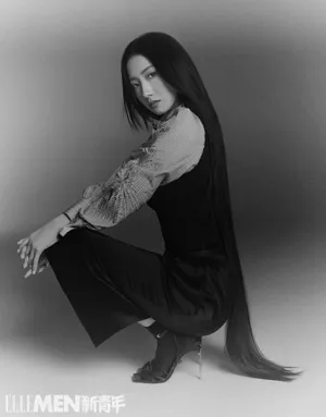 孟美岐黑长发时尚大片写真图片_9