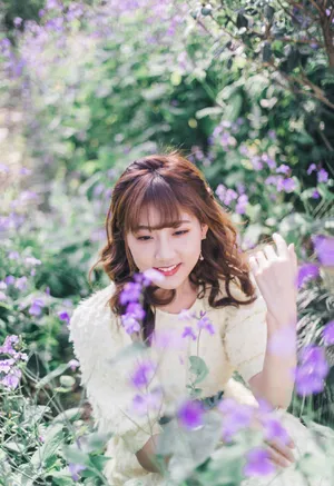 李艺彤花海甜美写真图片_3