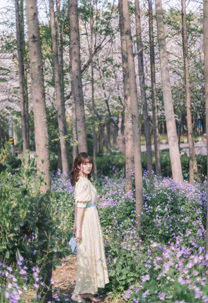 李艺彤花海甜美写真图片_5