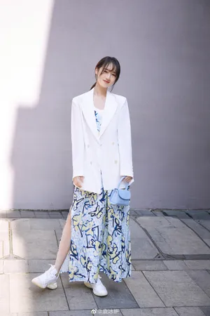 袁冰妍印花裙甜美街拍图片_1