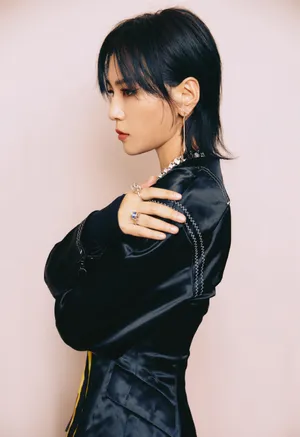 周笔畅黑色古典优雅写真图片