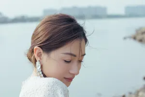 万茜流苏耳环性感优雅写真图片