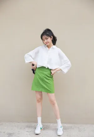孙千超短裙清新俏皮街拍图片