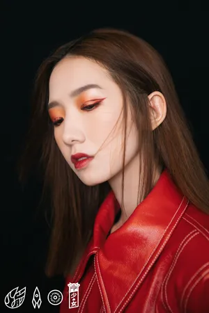 孟美岐皮衣红唇性感写真图片_2