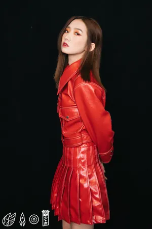 孟美岐皮衣红唇性感写真图片_3