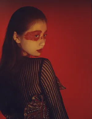 虞书欣漆彩眼妆性感写真图片