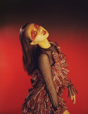 虞书欣漆彩眼妆性感写真图片_2