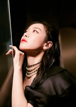 宋茜黑纱裙性感写真图片_5