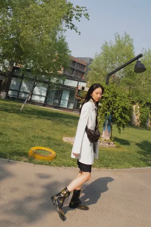 朱颜曼滋白色西装写真图片_6