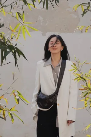 朱颜曼滋白色西装写真图片_7