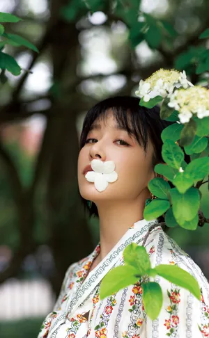阚清子碎花裙文艺写真图片_1