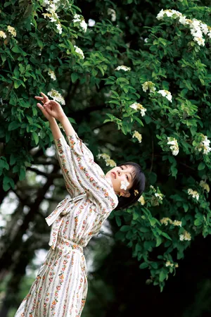 阚清子碎花裙文艺写真图片_3