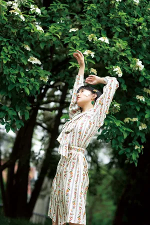 阚清子碎花裙文艺写真图片_6