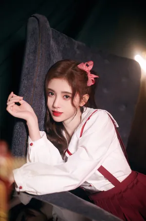 鞠婧祎蝴蝶结性感甜美写真图片