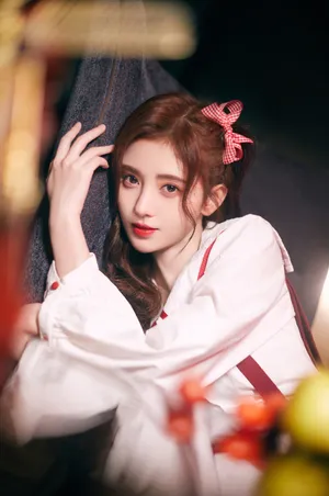 鞠婧祎蝴蝶结性感甜美写真图片