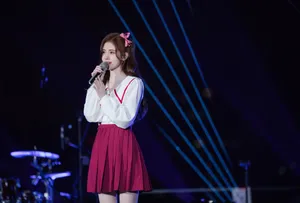 鞠婧祎蝴蝶结性感甜美写真图片_3