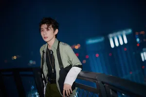 王源工装马甲帅气写真图片_6