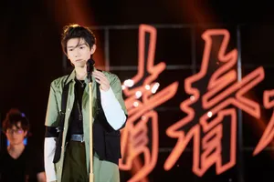 王源最新帅气演出舞台照图片_3