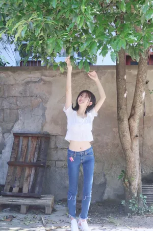 刘萌萌露脐装甜美写真图片
