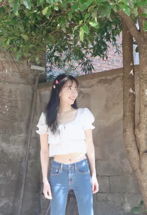 刘萌萌露脐装甜美写真图片_3