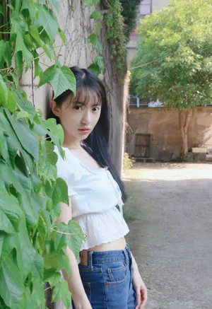 刘萌萌露脐装甜美写真图片_5