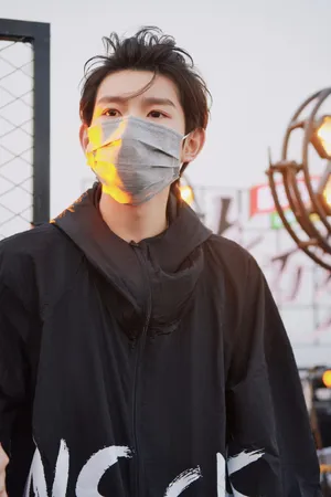 王源背头造型帅气彩排照图片_4