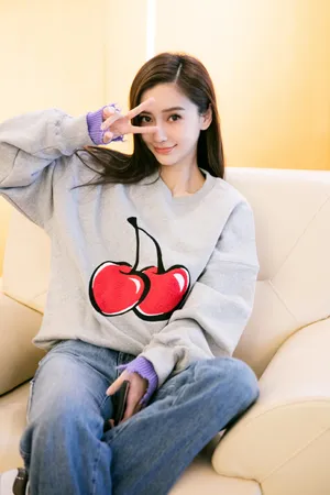 angelababy樱桃卫衣性感图片_1